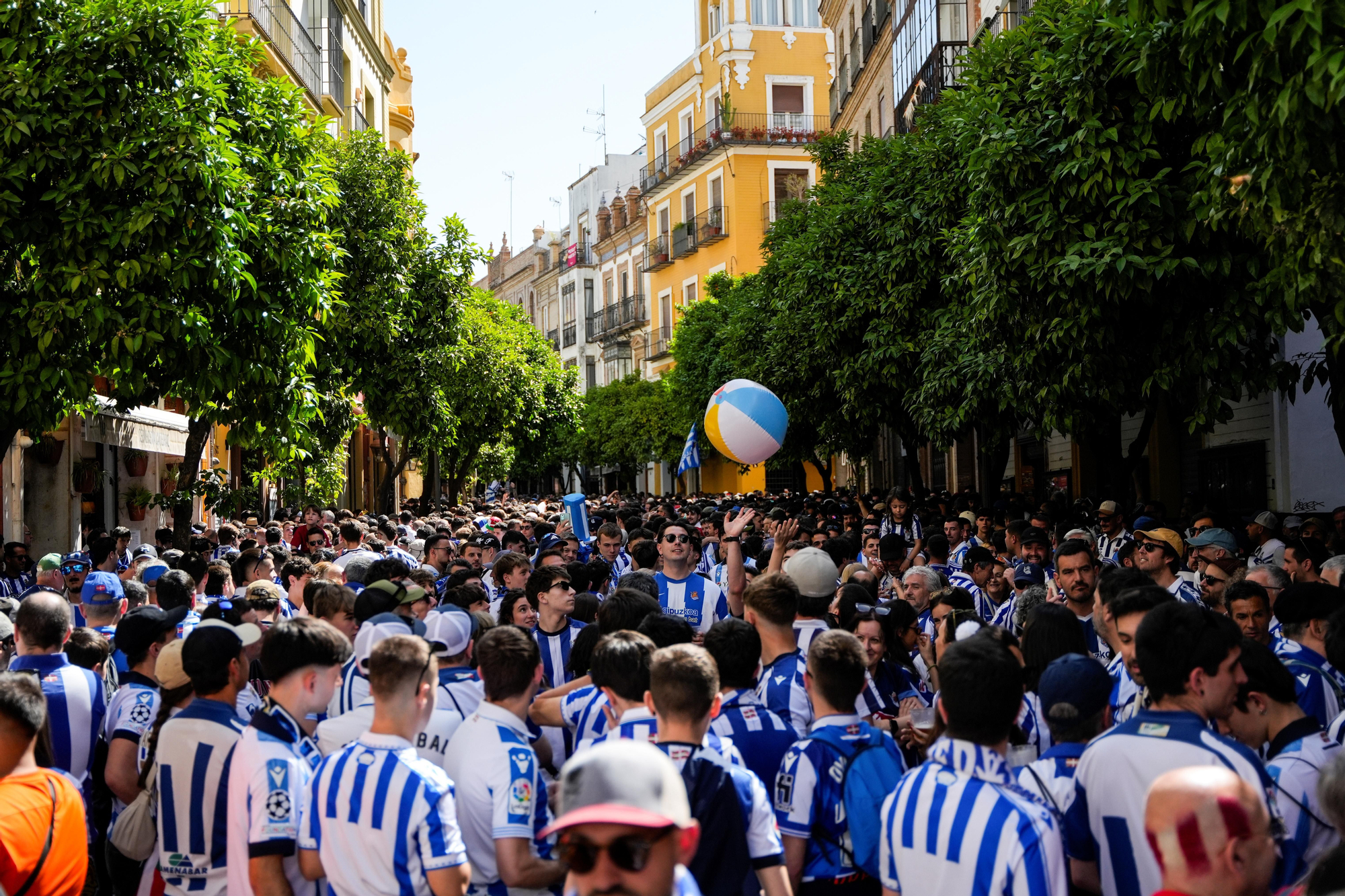Aficionados de la Real Sociedad tiñen Sevilla de txuri-urdin en la previa de la final de la Copa del Rey.