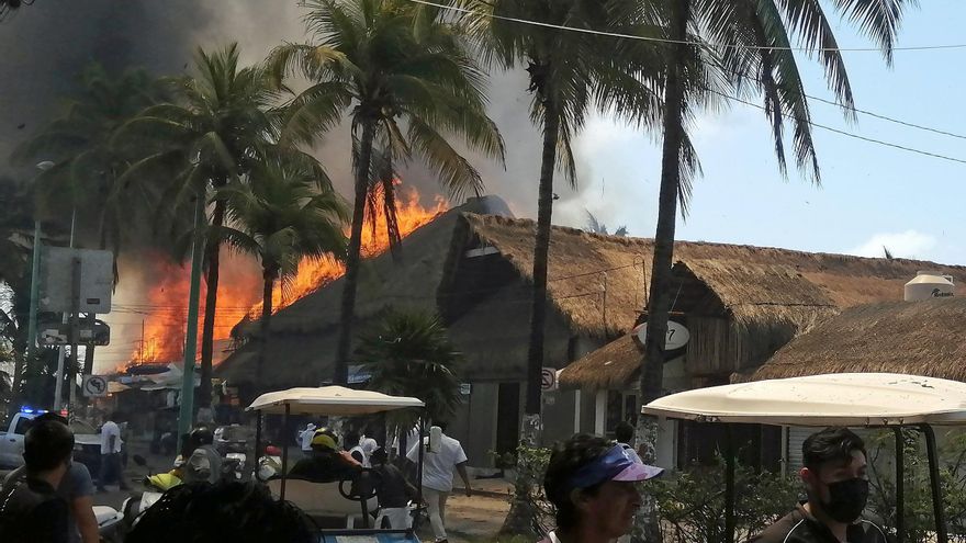 Un gran incendio consume restaurantes de Isla Mujeres, en el Caribe mexicano