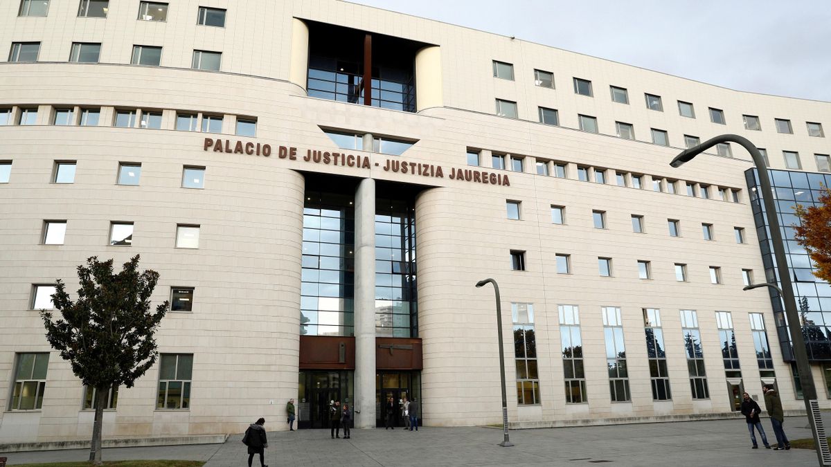La Audiencia de Navarra condena a casi dos años de cárcel a un hombre por maltrato a su esposa y sus dos hijos