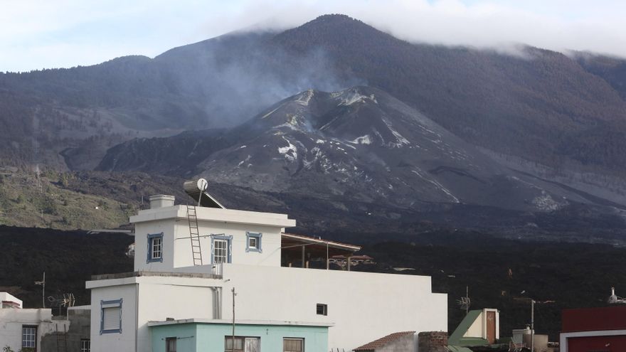 Las viviendas salvadas de la lava donde la vida no brotará hasta que se liberen de los gases
