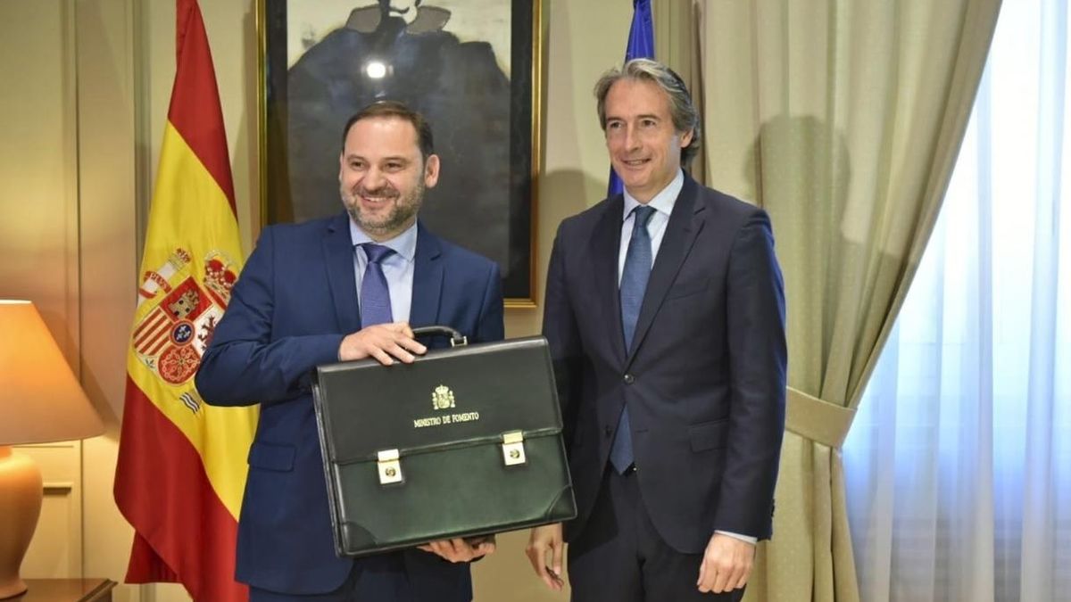 Ábalos releva a De la Serna en Fomento y dice que trabajará por la "cohesión social"