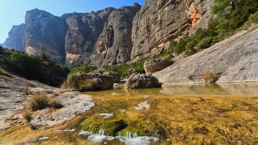 La pequeña villa medieval catalana enmarcada en un parque natural con pozas perfectas para refugiarse del calor