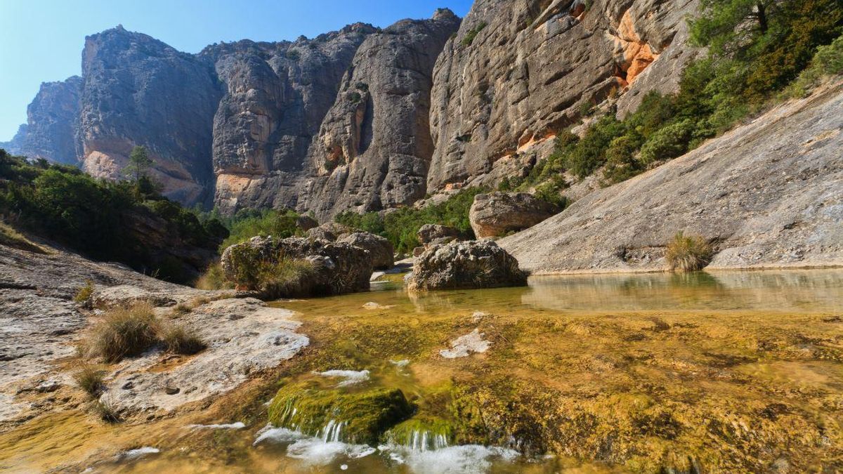 La pequeña villa medieval catalana enmarcada en un parque natural con pozas perfectas para refugiarse del calor