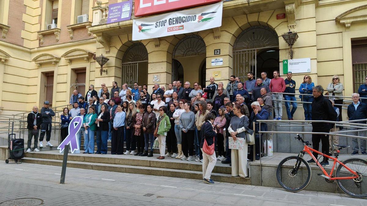 CCOO se concentra para mostrar su pesar ante el presunto asesinato de una mujer de 64 años por su expareja