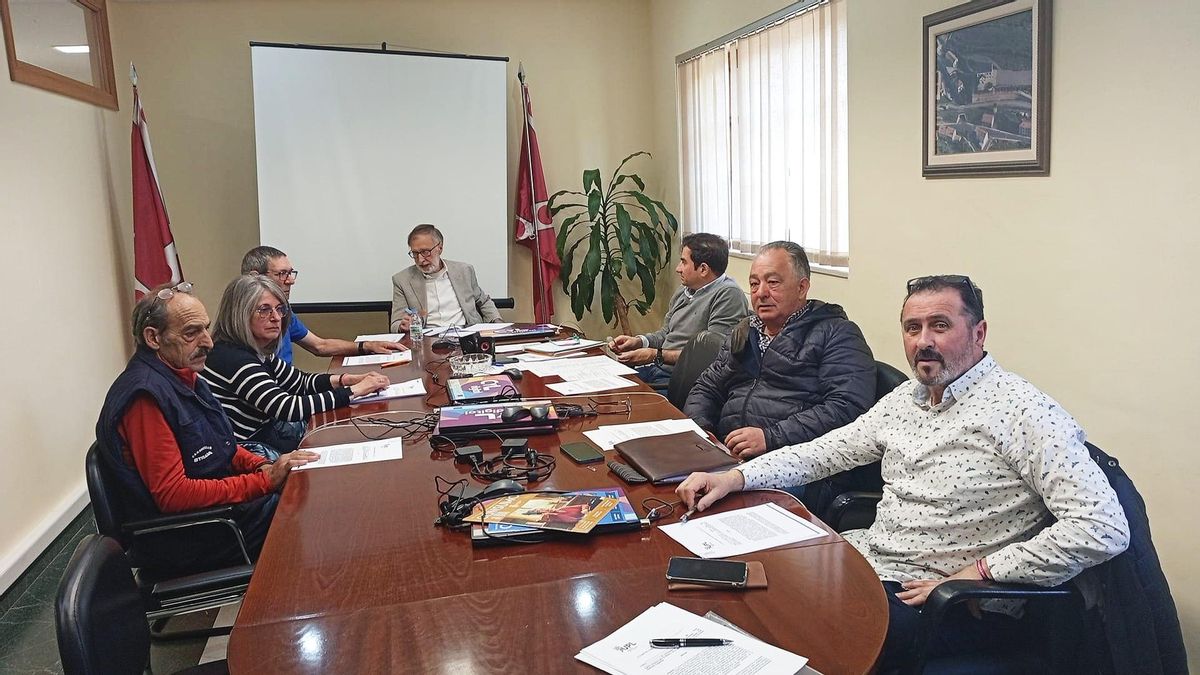 Los concejales del Pleno de La Ercina que aprobaron la moción.