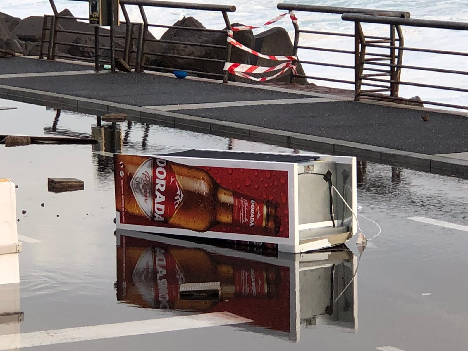 Una nevera de un local comercial, en pleno centro de la avenida empujada por la fuerza del mar