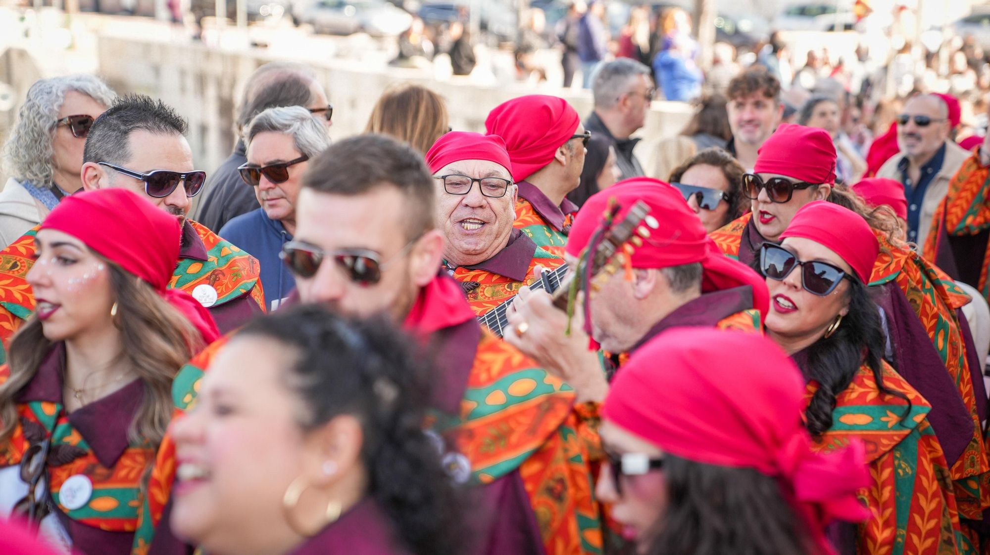 Pasacalles de Carnaval en el Puente Romano