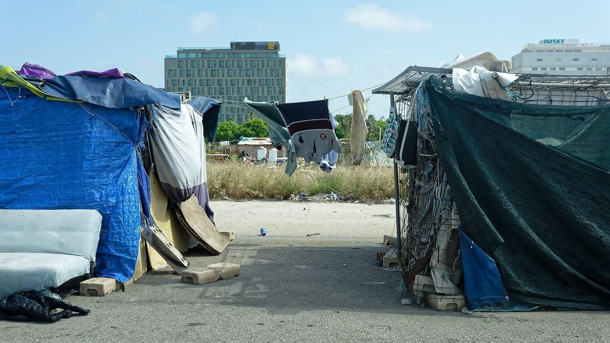 Cientos de personas malviven abandonadas a más de 40 grados en el asentamiento del circuito urbano de Fórmula 1 de València