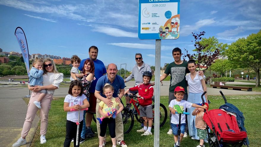 Familias junto a la placa que acredita a Santander como 'Ciudad Amiga de la Infancia'