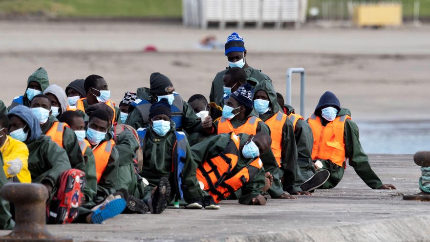 Salvamento Marítimo ha trasladado este viernes al puerto de los Cristianos, en Tenerife, a los 59 ocupantes de una embarcación que fue localizada en las cercanías de la costa de la isla.