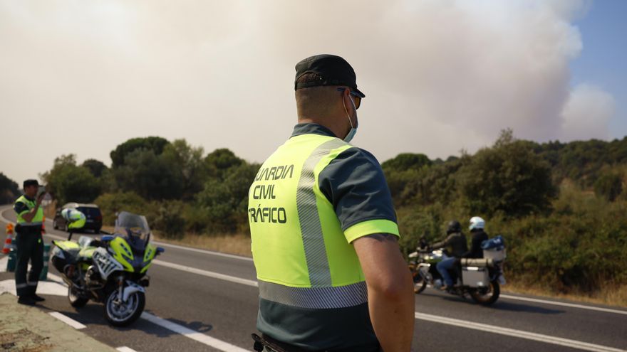 Efectivo de la Guardia Civil en uno de los cortes de tráfico producidos por los incendios en M512