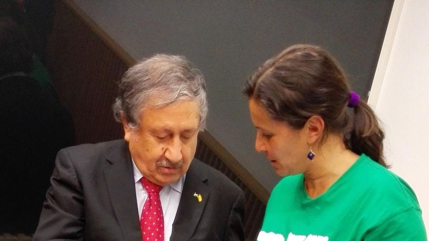 La pasajera española de la Flotilla de la Libertad acusa a Israel de "piratería internacional" al abordar el buque