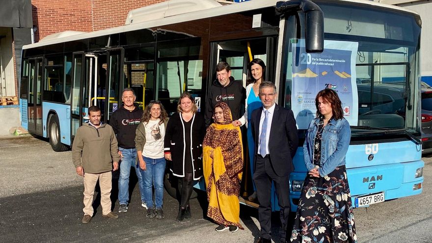 Santander entrega dos autobuses con material sanitario y escolar para personas con discapacidad de Tinduf