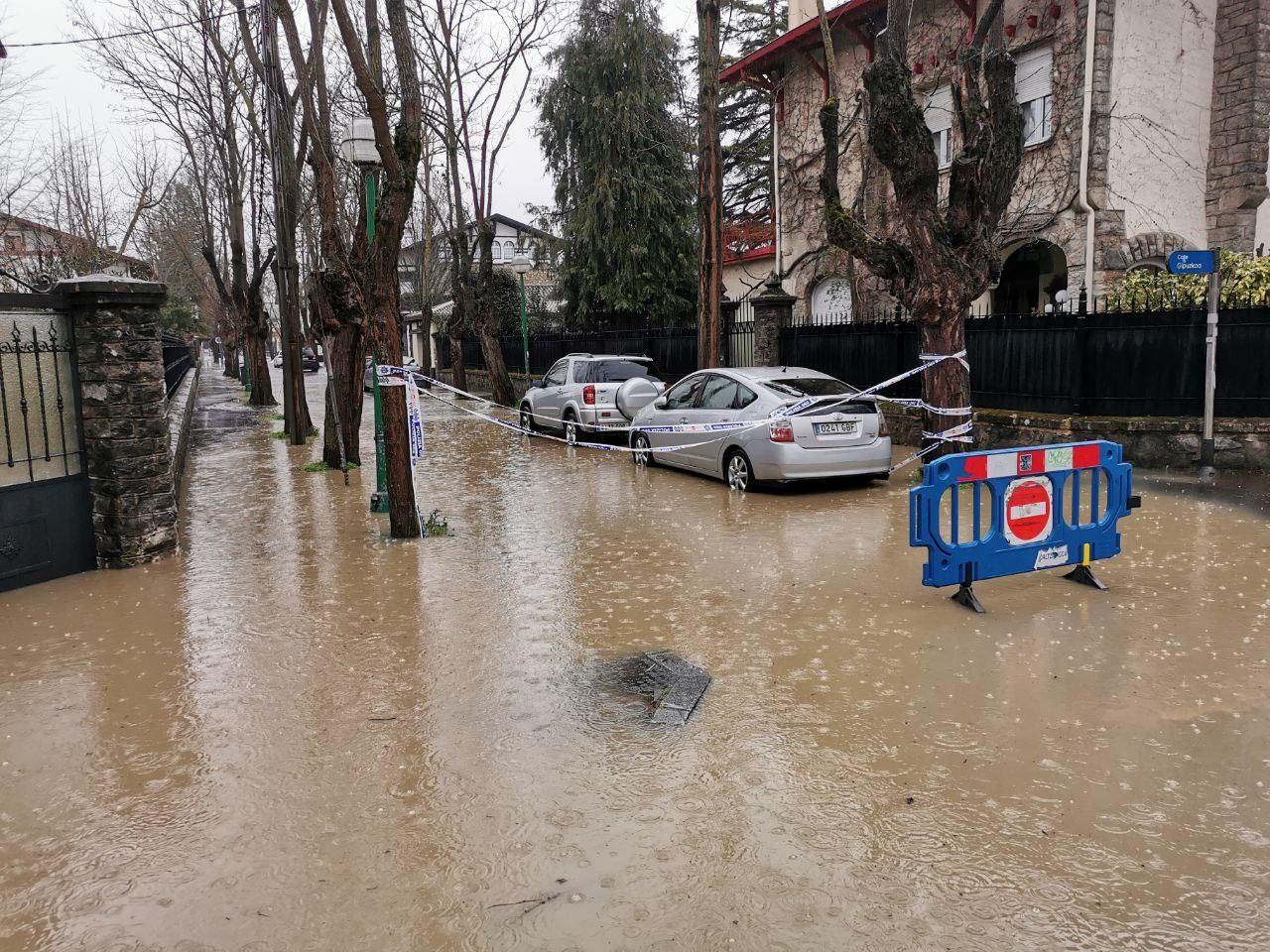 La calle de Gipuzkoa, inundada y cortada por la Policía