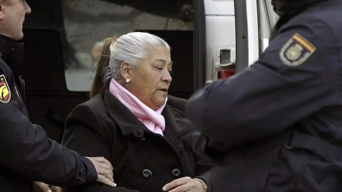 Francisca Cortés siendo trasladada a las dependencias del polígono Son Rossinyol, donde se celebró el juicio del caso Kabul