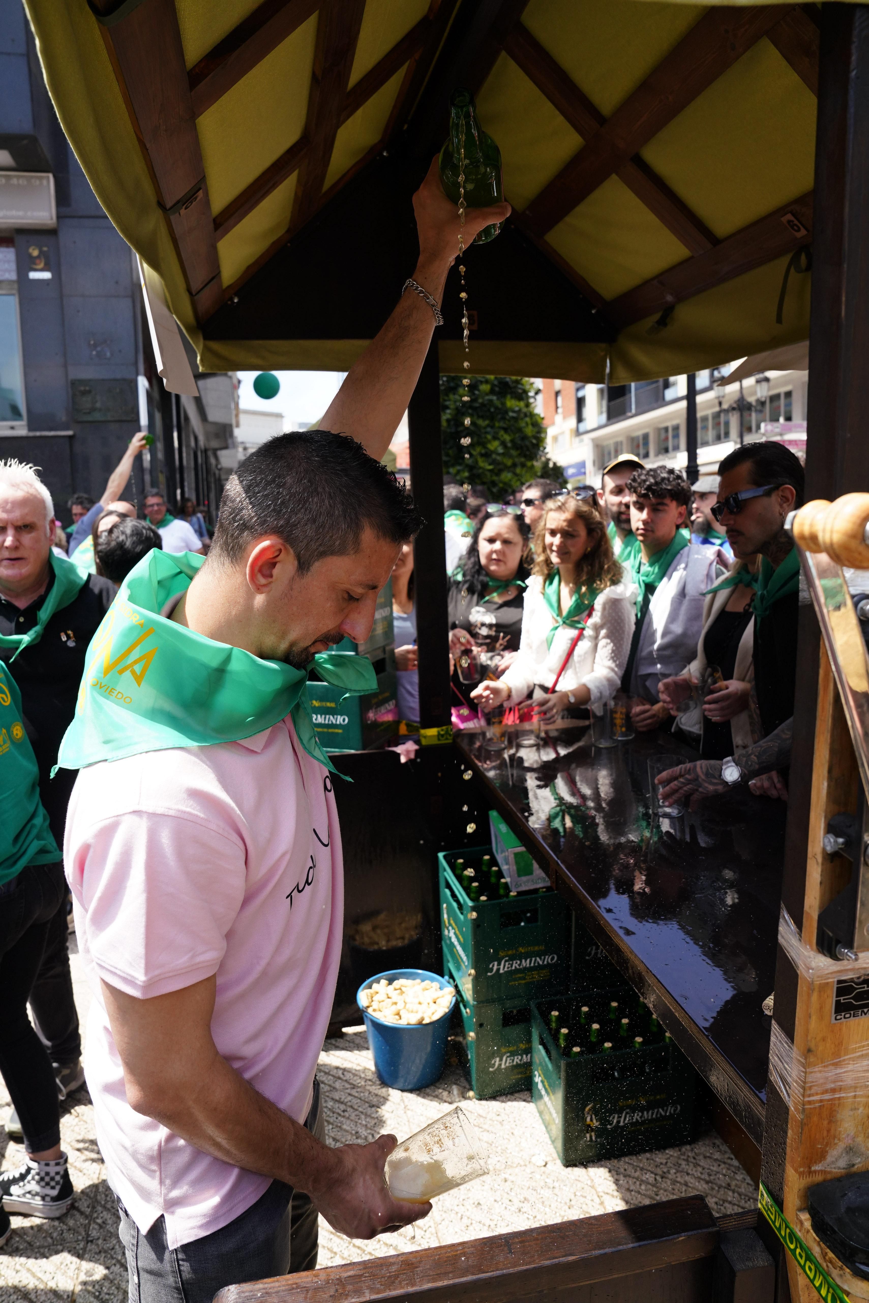 Un escanciador echando sidra en la 'preba de Gascona'.