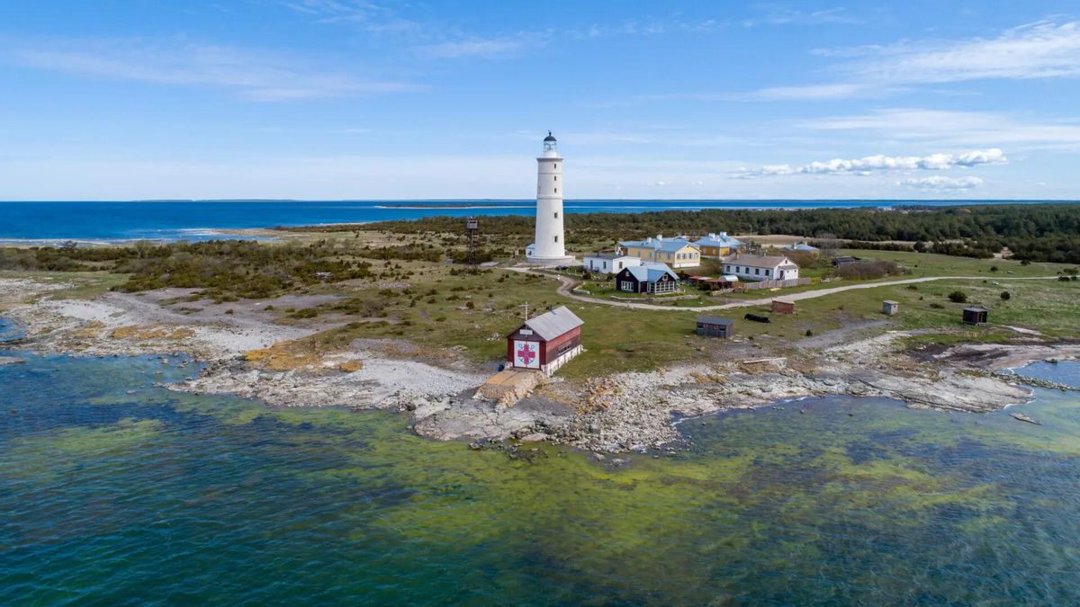 Esta isla estonia tiene el aire más puro de Europa, un faro que se hunde en el mar y la reserva natural más antigua de los países bálticos