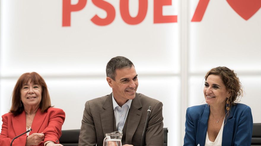 La presidenta del PSOE, Cristina Narbona; el presidente del Gobierno y secretario general del PSOE, Pedro Sánchez; y la secretaria general del PSOE-A, María Jesús Montero