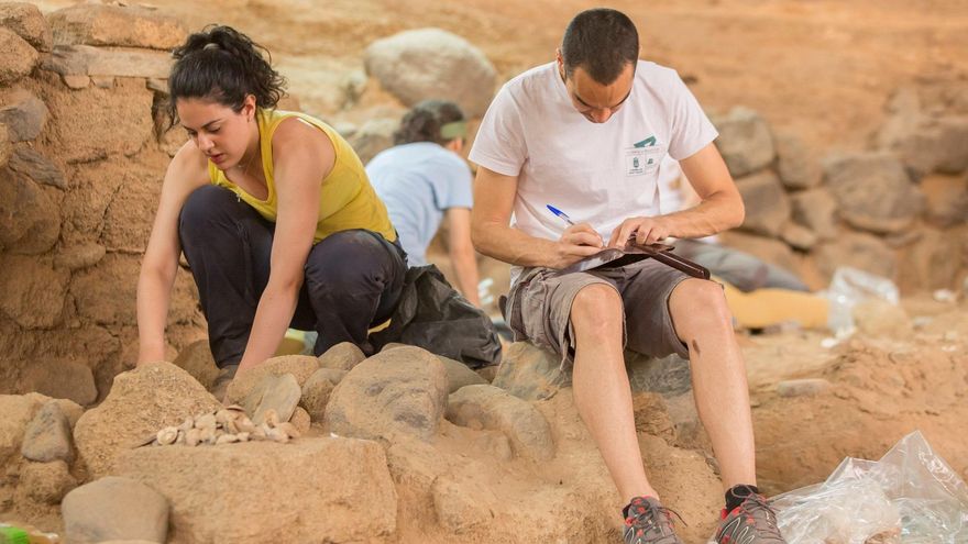 Arqueólogos trabajando en Cueva Pintada, en Gran Canaria