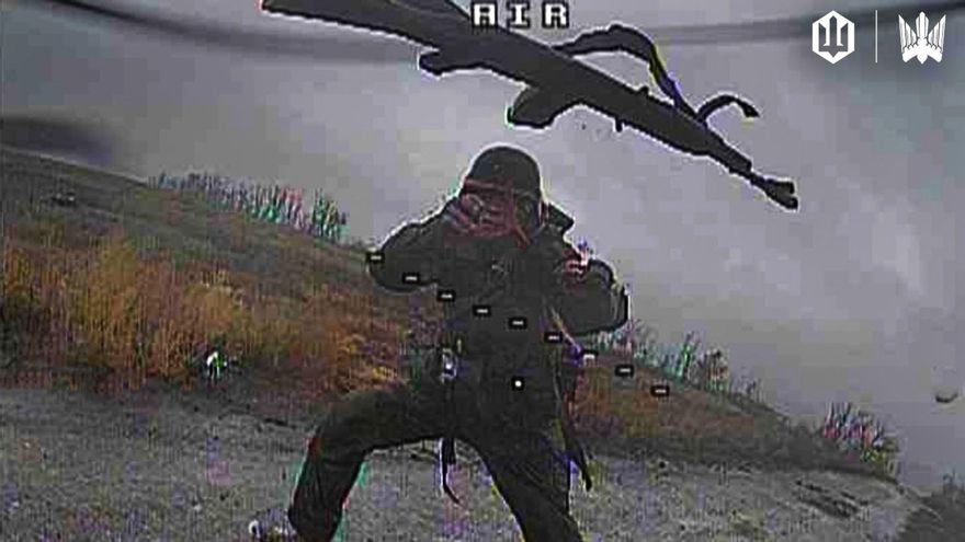 Un soldado ruso lanza su fusil contra un dron ucraniano poco antes de ser atacado.