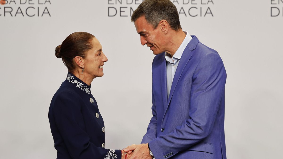 Pedro Sánchez saluda a Claudia Sheinbaum a su llegada a la cumbre 'Defendiendo la Democracia', celebrada en Barcelona, España, el 18 de abril de 2026. 