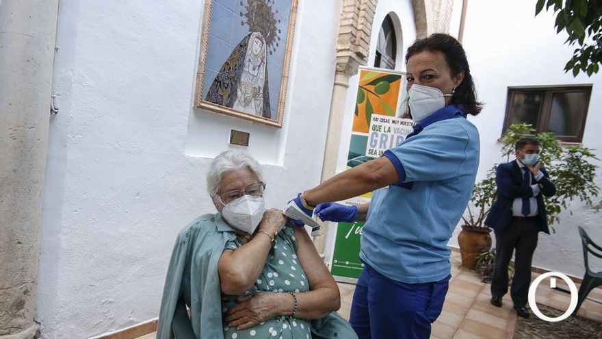 Manuel García, recibiendo su vacuna contra la gripe