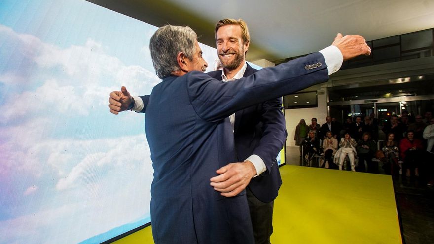 Revilla y Piña se abrazan al arrancar el acto.