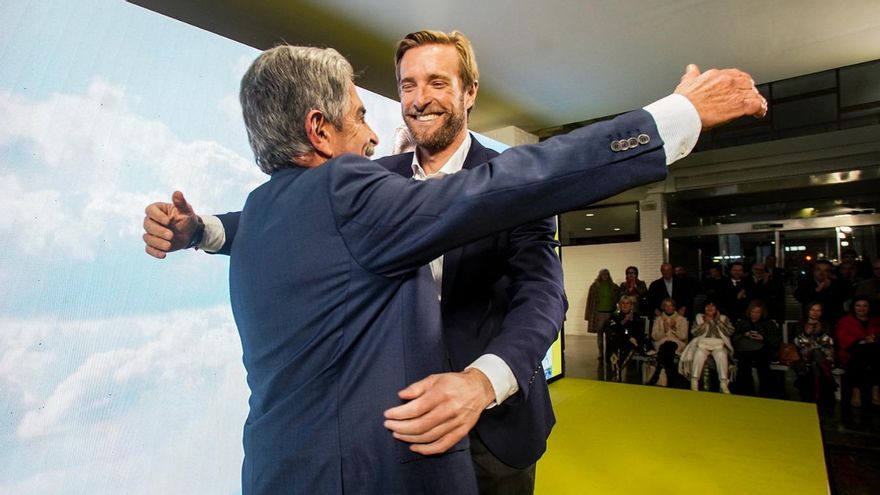 Revilla y Piña se abrazan en la presentación de la candidatura del segundo.