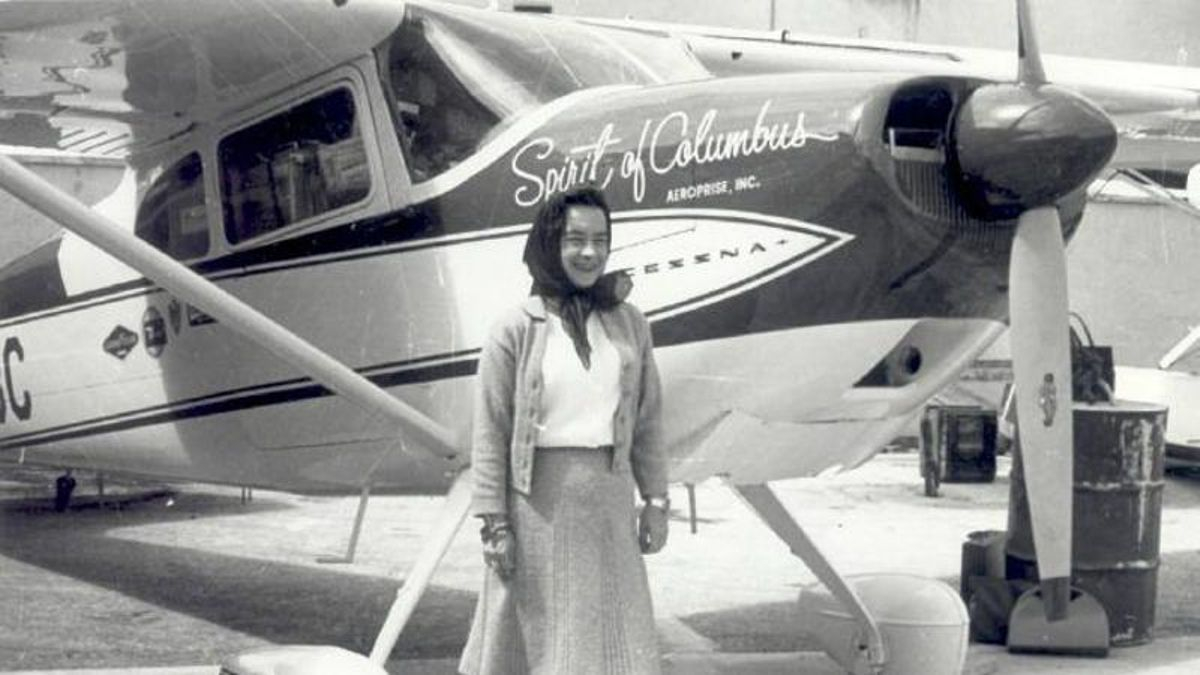 Recorrió 36.000 kilómetros en 29 días, convirtiéndose en la primera mujer en dar la vuelta al mundo completamente sola en un avión