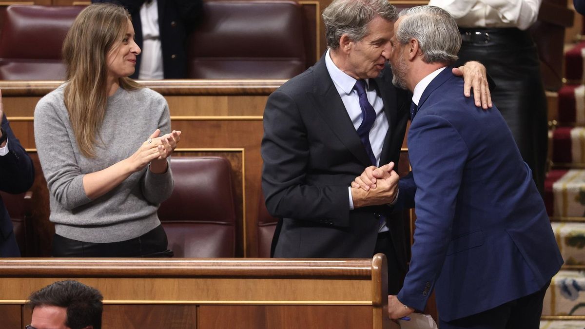 El vicesecretario del PP de Hacienda, Vivienda e Infraestructuras, Juan Bravo, abraza al presidente de Partido Popular, Alberto Núñez Feijóo, durante la sesión, antes de votar "no" a los decretos de vivienda.