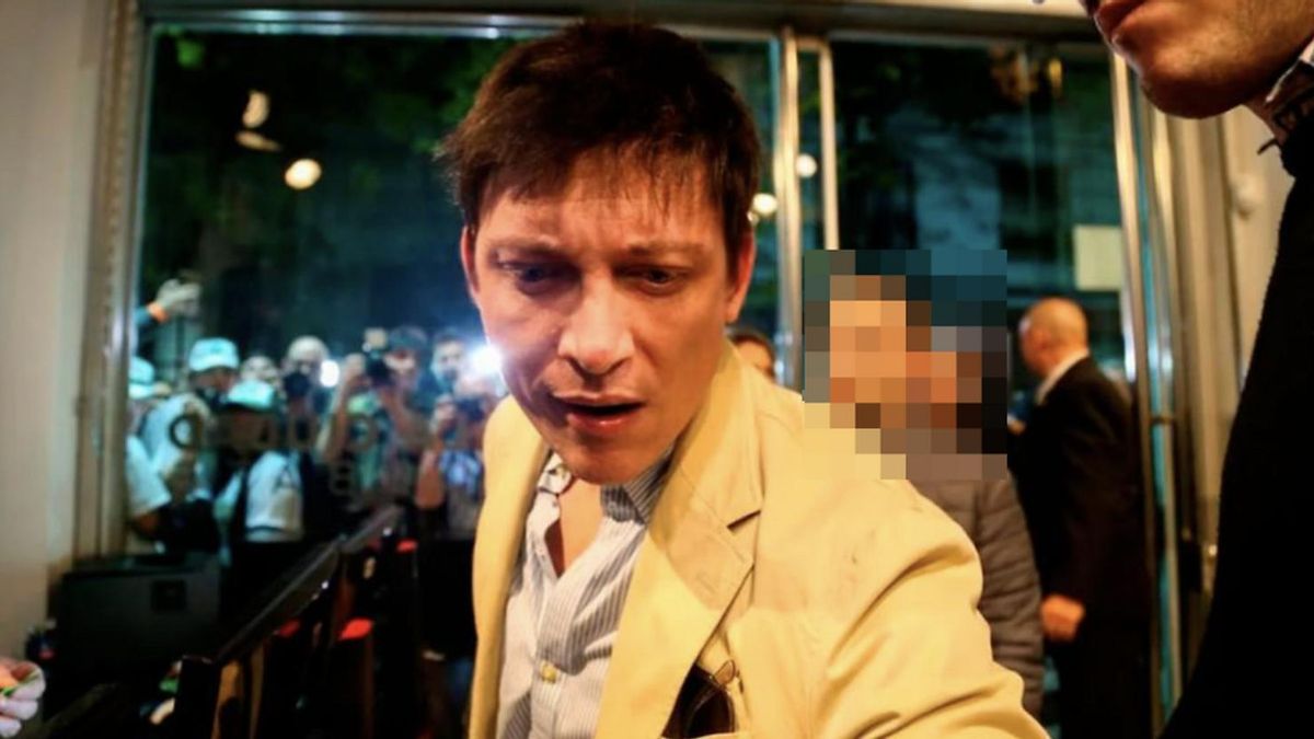 Santiago Caputo la noche del debate de candidatos de las elecciones porteñas en el Canal de la Ciudad, con su custodio detrás.