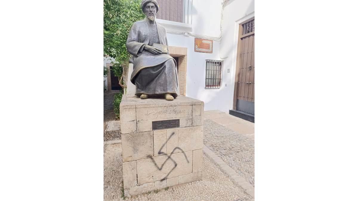 Vandalizan la estatua de Maimónides con una pintada nazi
