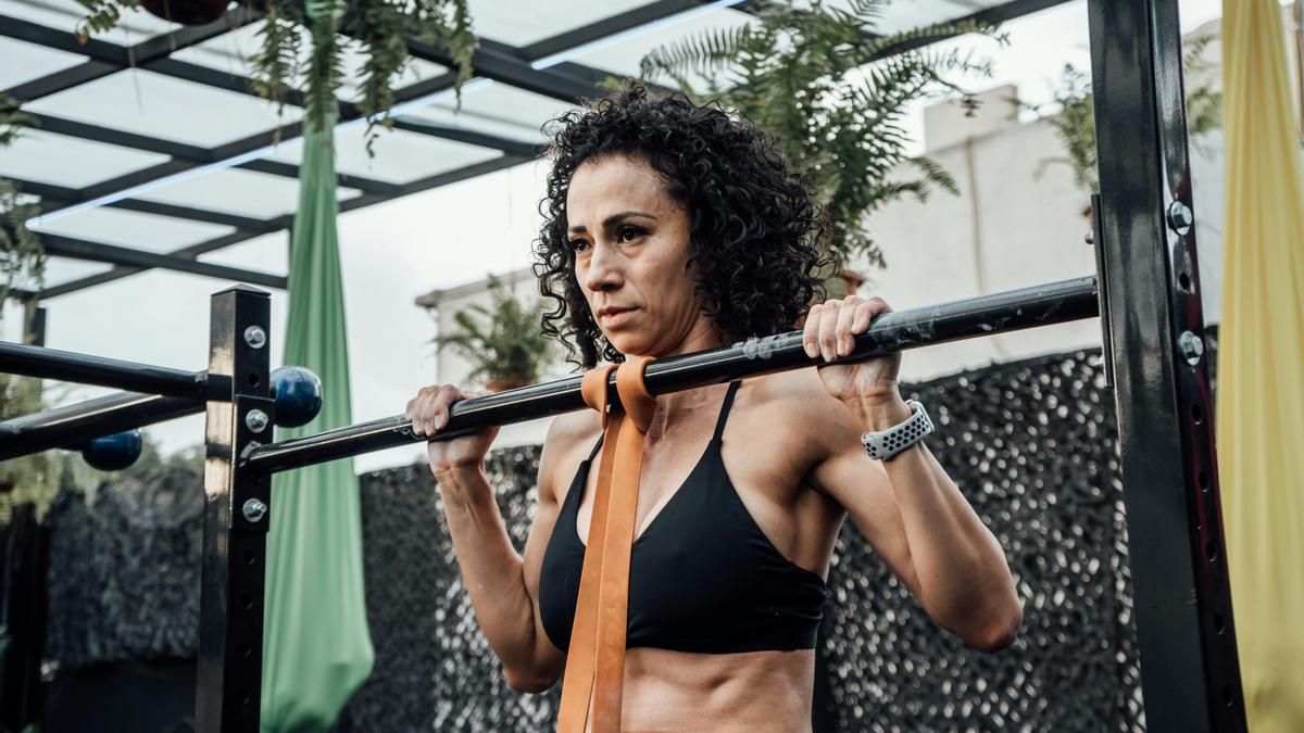 ¿No puedes hacer ni una? Esta es la progresión para conseguir tu primera dominada y mejorar tu forma