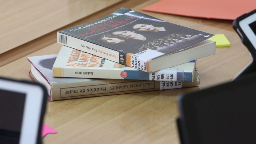 Libros en la clase de las alumnas de Me Sumaría. (ALEJANDRO RAMOS)