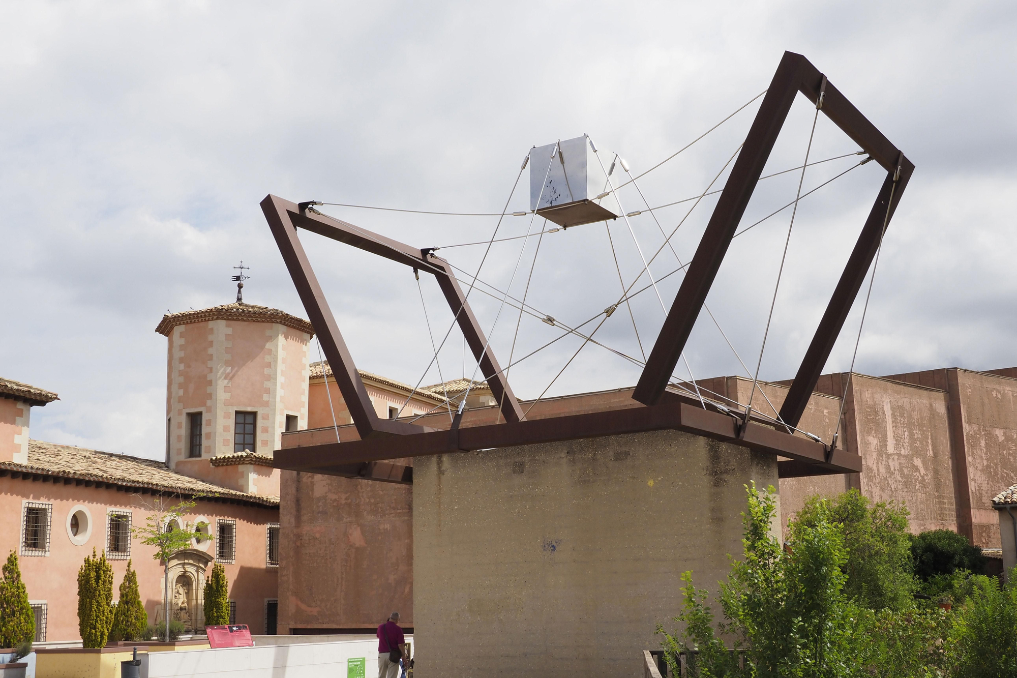 Monumento a la Constitución de Gustavo Torner en Cuenca, en el que se colocó en julio una placa por el centenario del nacimiento del artista. EFE/ Álvaro del Olmo