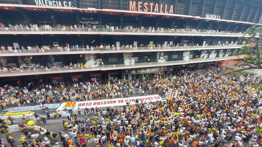 Miles de personas protestan contra Lim fuera de Mestalla durante el Valencia CF-Girona FC