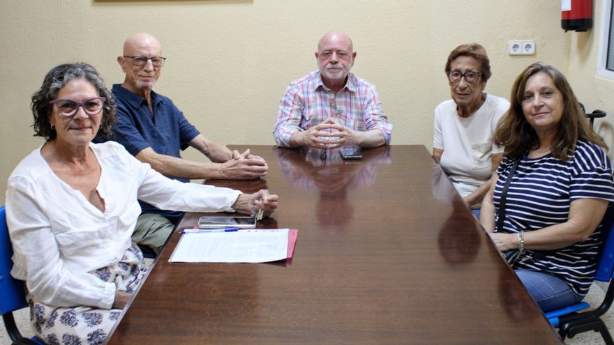 Carmen Picón, presidenta de la plataforma Barrios Ignorados, junto a Alfonso, Manuel, Esperanza y María Isabel, en la sede de la Asociación de Vecinos El Sur, en el Polígono Sur.