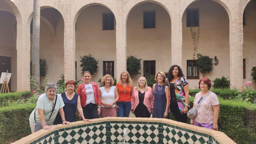En el centro, las cinco participantes en el debate feminista junto a la moderadora, Kechu Aramburu y a otras compañeras del Fórum en el patio del Palacio de los Marqueses de la Algaba antes de empezar