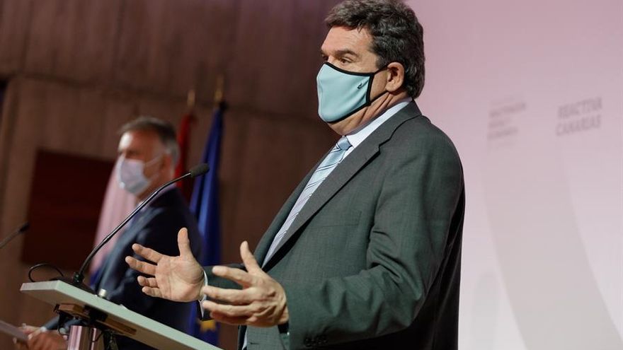 El ministro de Inclusión, Seguridad Social y Migraciones, José Luis Escrivá, y el presidente del Gobierno de Canarias, Ángel Víctor Torres, durante una rueda de prensa en Santa Cruz de Tenerife.