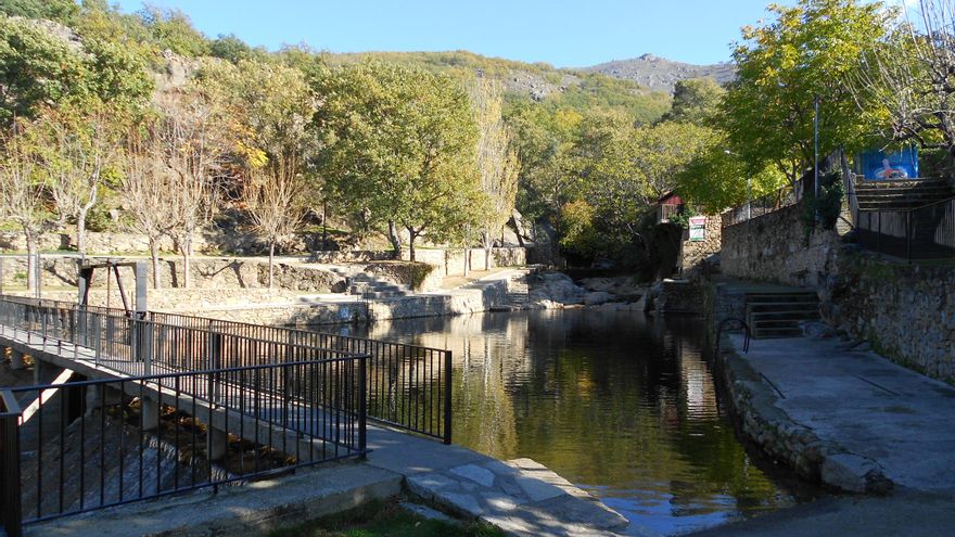 La piscina natural que está en Extremadura y que ofrece baño en un entorno conservado y conecta con tradiciones del Valle del Ambroz