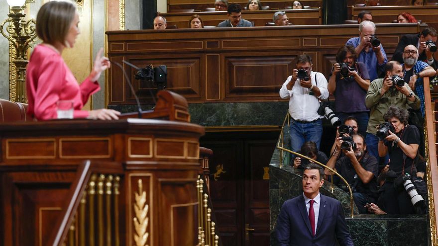 La portavoz del PP, Cuca Gamarra, se dirije al presidente Pedro Sánchez en la segunda jornada del debate de investidura del candidato Alberto Núñez-Feijóo en el Congreso este miércoles.