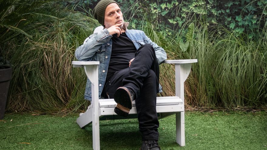 Sebastian Wainraich en el jardín de la radio en la que trabaja.