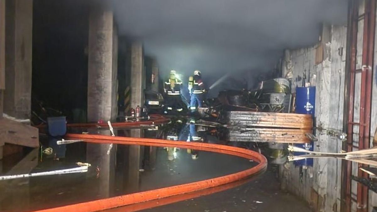 Bomberos La Palma apagando el incendio en  el garaje-almacén.
