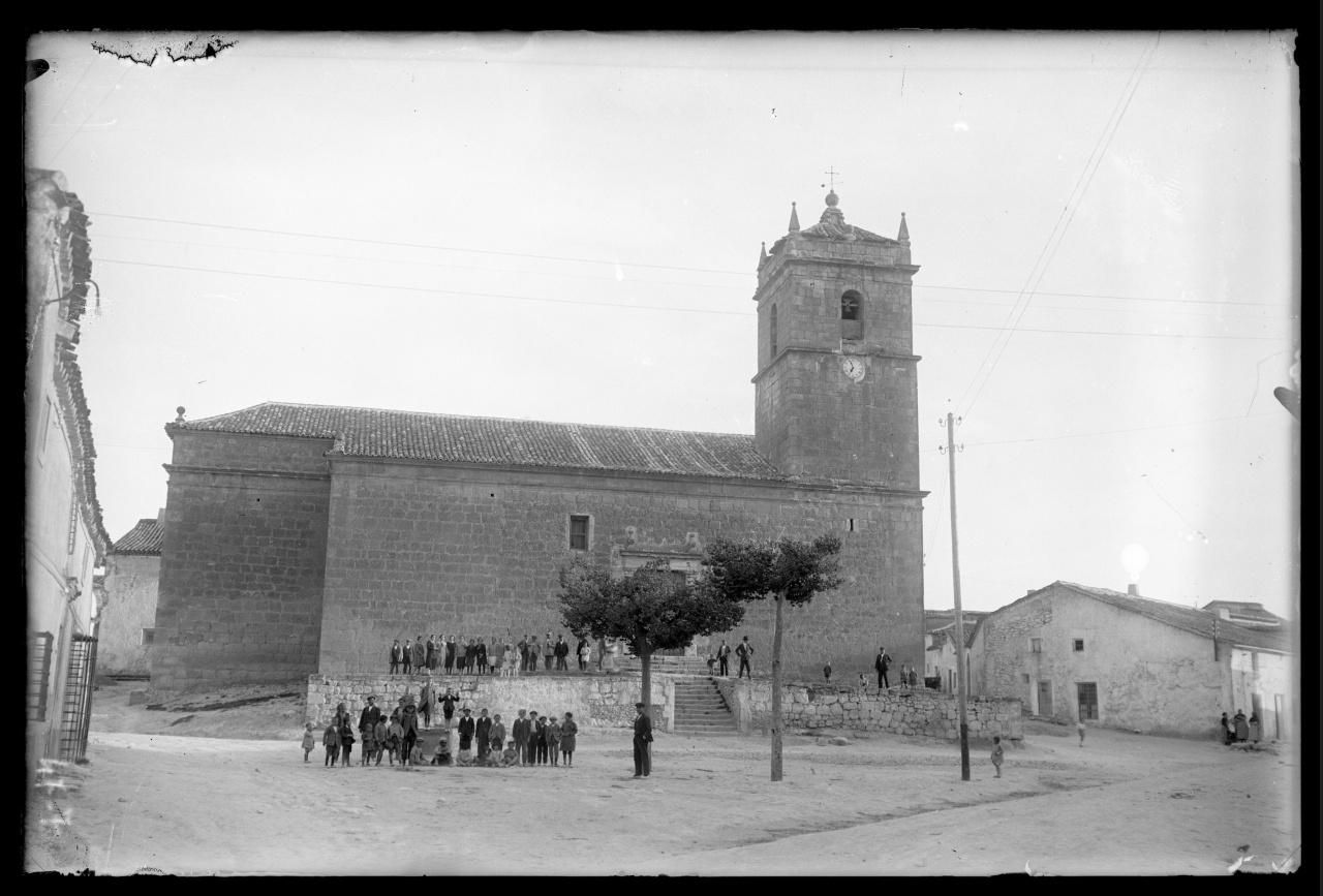 Iglesia de San Andrés. Ledaña (Cuenca). 1940. Fondo Luis Escobar. AHP Toledo