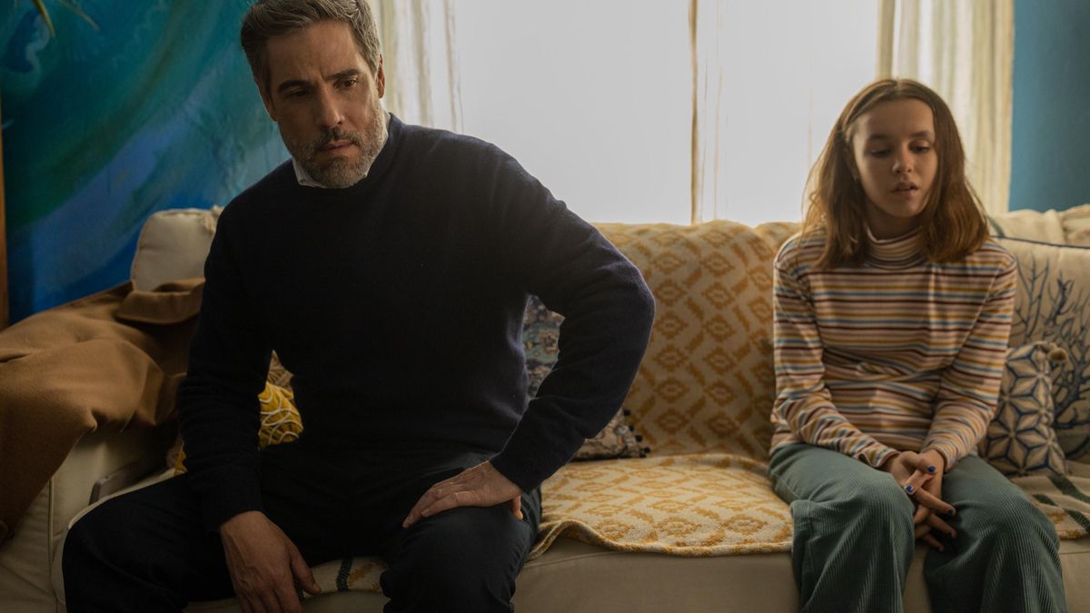 Escena de 'La ventana abierta' protagonizada por Unax Ugalde y Adriana Camarena