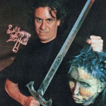 Castrillón antes de las denuncias, en un artículo periodístico sobre la obra 'Uroboros'