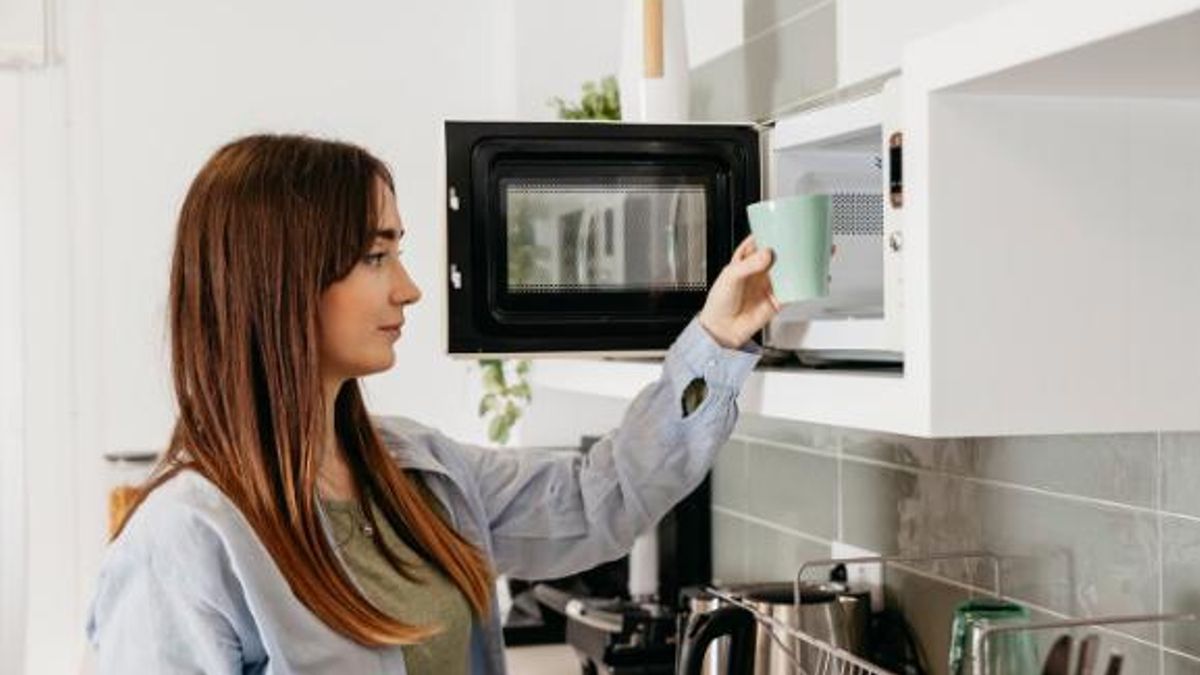 Usa el microondas, que calienta rápido y genera menos calor que la cocina tradicional
