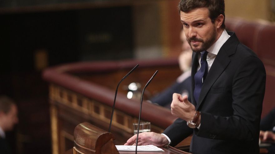 El presidente del PP, Pablo Casado, interviene desde la tribuna del Congreso de los Diputados en la primera sesión del debate de investidura del candidato socialista a la Presidencia de Gobierno en la XIV Legislatura.