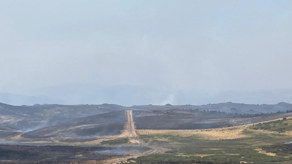 Tierra, aún humeante, desde el alto de Manzaneda (Ourense).