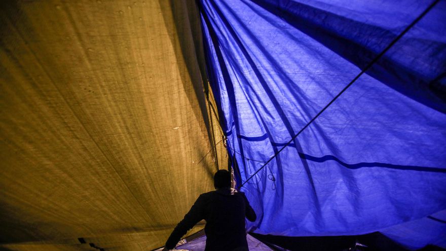 18/05/2011. Un hombre montando carpas en la Puerta del Sol.